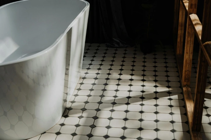 Sol vinyle hydrofuge à damier noir et blanc pour salle de bain