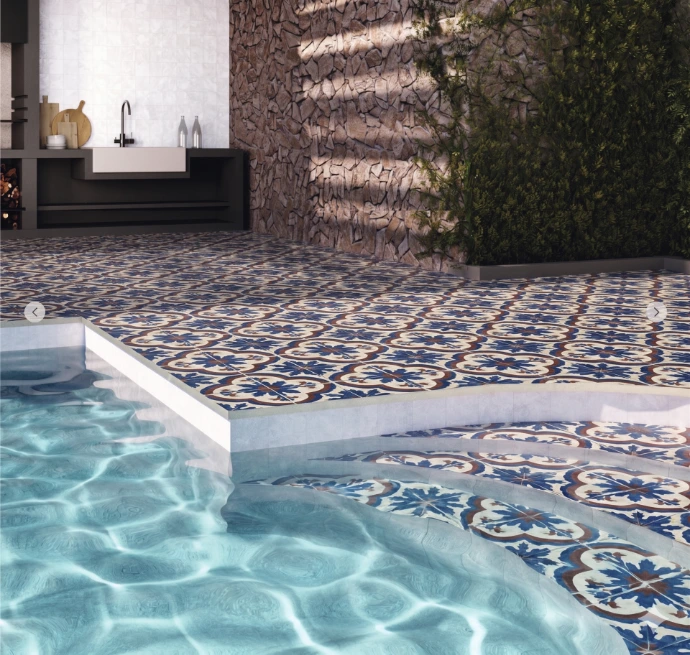 Revêtement de sol extérieur et margelle pour aménagement de piscine