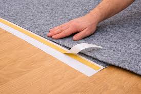 Découpe et pose de moquette en rouleau par un installateur professionnel