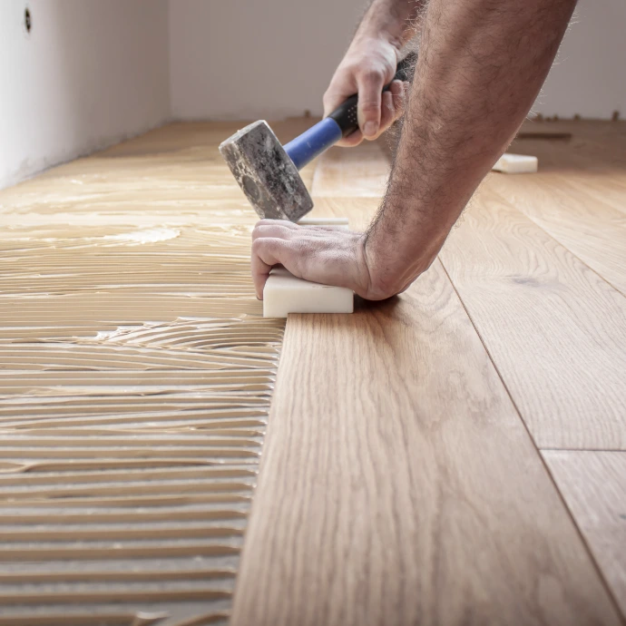 Pose professionnelle de lames de parquet ou sol vinyle aspect bois