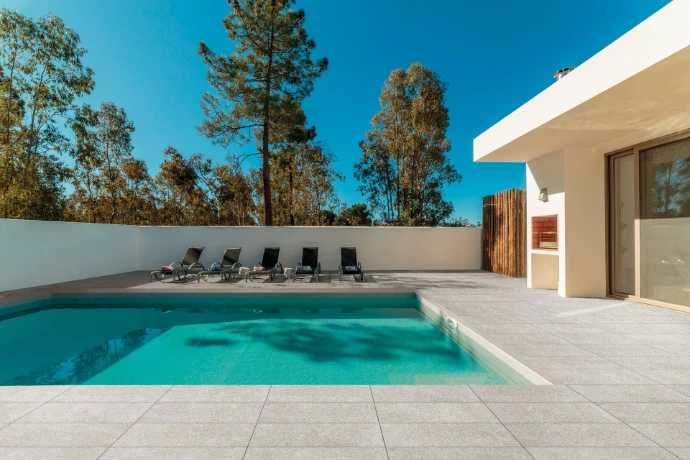 Aménagement de terrasse extérieure moderne autour d'une piscine