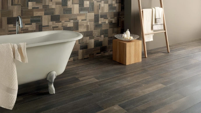 Rénovation de salle de bain moderne avec baignoire et mur texturé