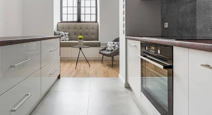 Revêtement de sol intérieur clair pour espace de vie lumineux à [Ville]