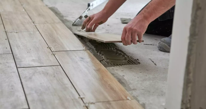 Préparation du sol et pose de carrelage par un carreleur à Saint-Leu