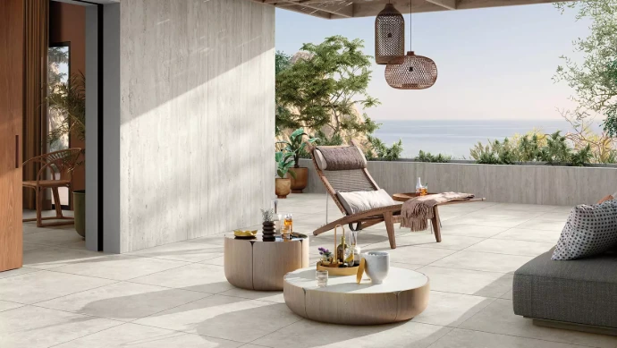 Aménagement intérieur avec carrelage sol clair et lumineux à Saint-Paul