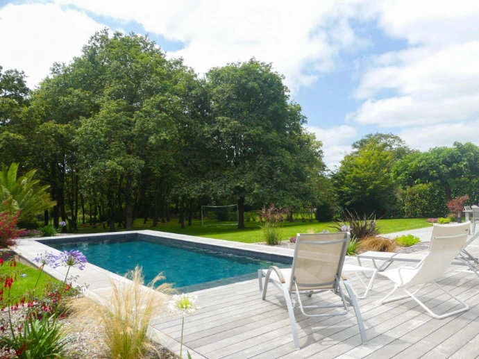 Carrelage extérieur et margelle pour aménagement de piscine à Saint-André