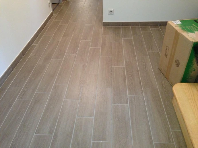 Pose carrelage Saint-Joseph : installation d'un sol effet parquet bois clair