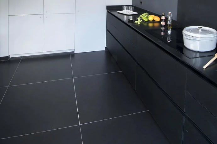 Carrelage Saint-Joseph : grand format noir mat pour le sol d'une cuisine moderne