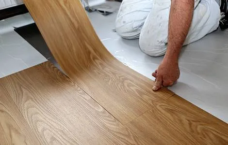 Finition de pose d'un carrelage sol aspect bois par un carreleur à Salazie