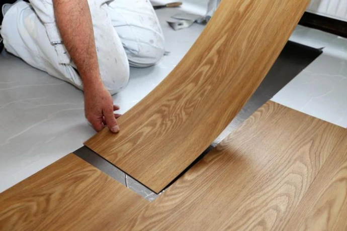 Pose de lames de sol vinyle LVT par clipsage sur un chantier au Tampon
