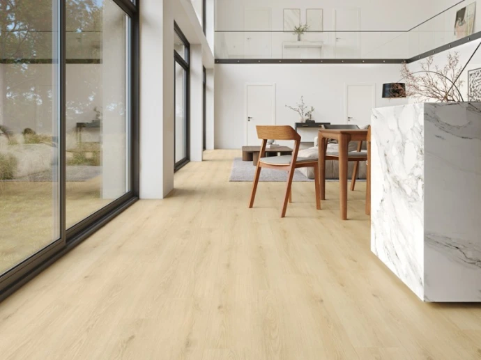 Sol vinyle imitation parquet clair pour aménagement de salle à manger à Saint-Joseph