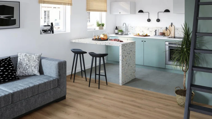 Sol vinyle en lames imitation parquet pour aménagement de cuisine