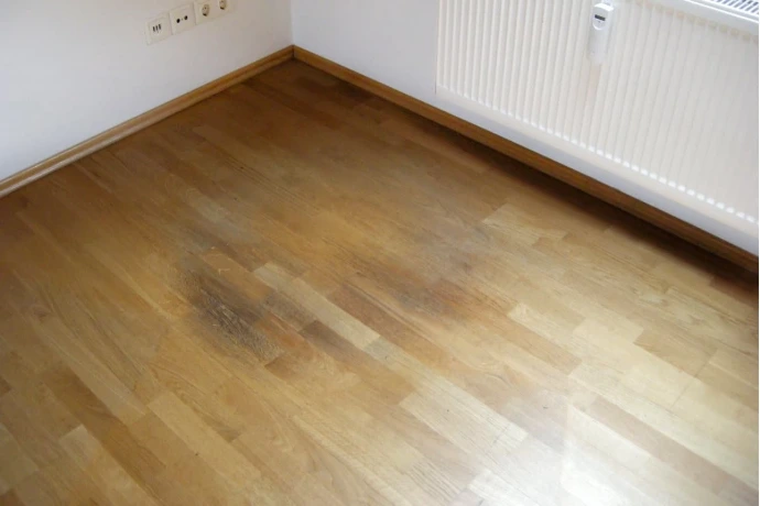 Finition soignée d'un sol vinyle imitation parquet posé à Saint-Pierre