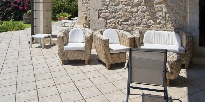 Revêtement de sol robuste pour aménagement de cour ou terrasse
