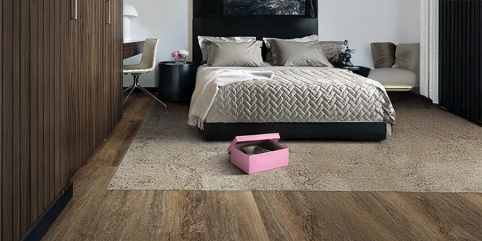 Sol vinyle imitation parquet chaleureux pour aménagement de chambre à Saint-Louis