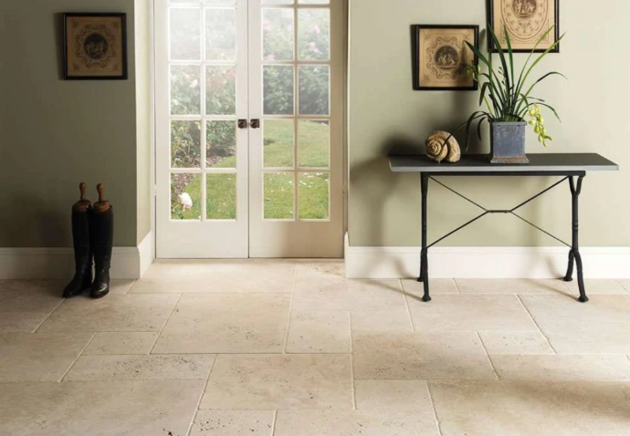 Sol vinyle rigide SPC imitation carrelage clair pour maison à Salazie