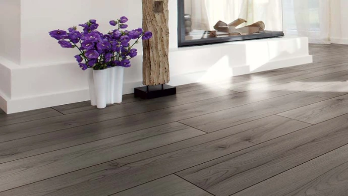 Parquet en bois foncé pour aménagement de salon à Saint-Paul