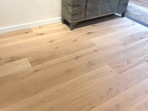 Vente et pose de parquet en bois clair de qualité au Tampon