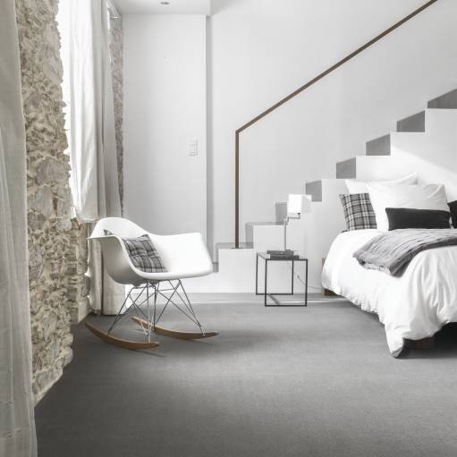 Installation de moquette grise moderne pour chambre ou pièce à vivre 