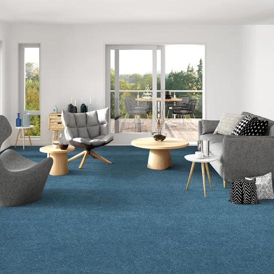 Moquette bleue professionnelle et résistante pour grands espaces à Saint-Louis