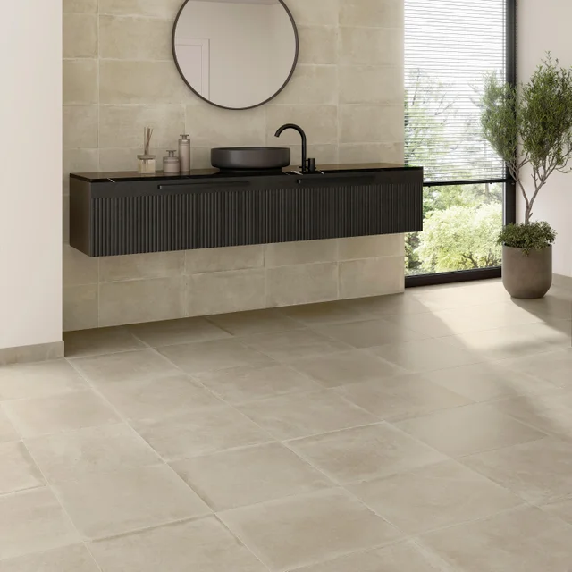 Pose de carrelage de sol clair pour salle de bain moderne au Port