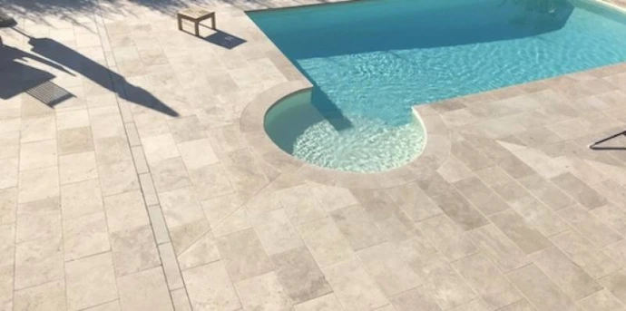 Revêtement de sol en dalles claires pour plage de piscine à Saint-Pierre
