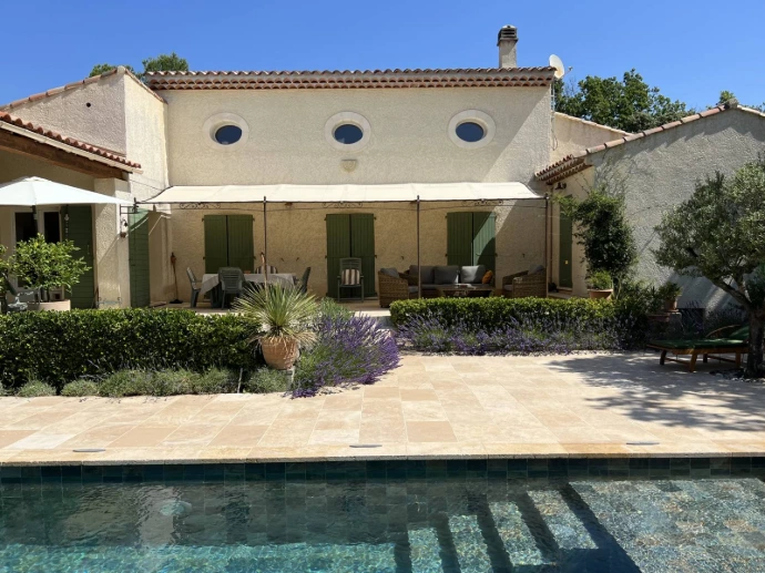 Dallage et carrelage de cour extérieure pour villa à Saint-Pierre