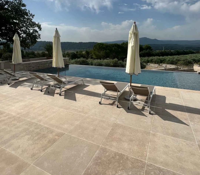 Aménagement de grande terrasse avec carrelage extérieur moderne à Saint-Pierre