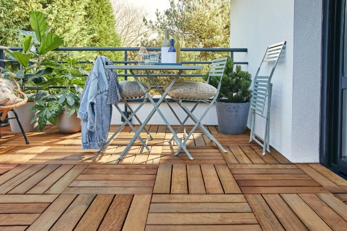 Aménagement extérieur de balcon avec dalles en bois composite à Saint-Denis