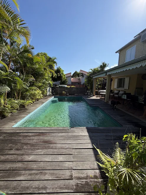 Revêtement de sol en bois pour aménagement de jardin et piscine à Saint-Paul