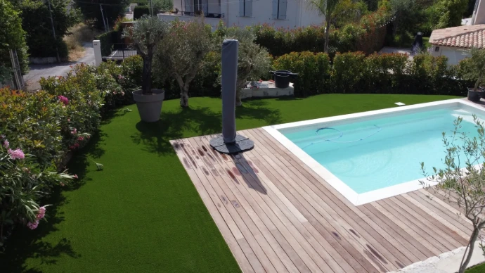 Aménagement extérieur de plage de piscine avec terrasse en bois à Saint-Paul