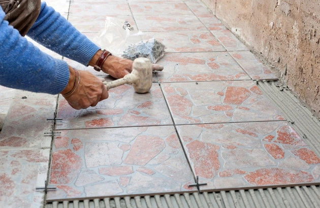 Pose de carrelage extérieur par un artisan pour une terrasse à Saint-Leu