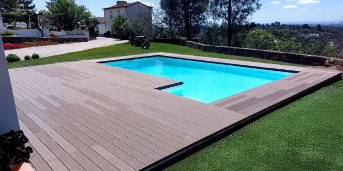 Aménagement de terrasse et contour de piscine avec revêtement extérieur au Tampon