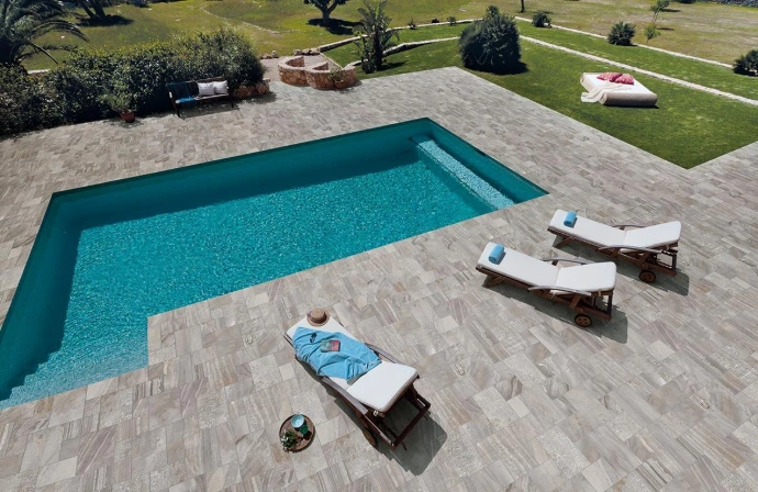 Aménagement de terrasse avec carrelage extérieur autour d'une piscine à Saint-André