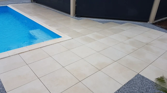 Carrelage extérieur et dalles claires pour plage de piscine de villa à Saint-Leu