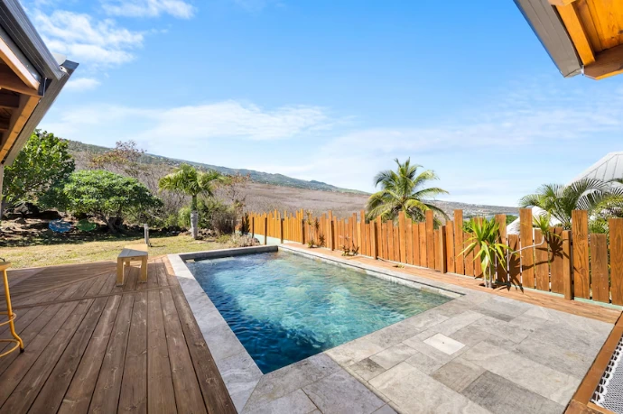 Aménagement extérieur haut de gamme avec piscine et terrasse de villa à Saint-Leu