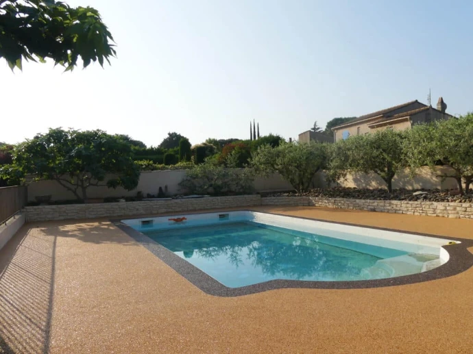 Aménagement extérieur de terrasse et plage de piscine au Port