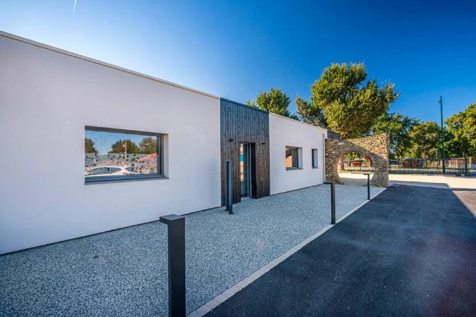 Aménagement extérieur d'une cour de maison avec gravier décoratif au Port