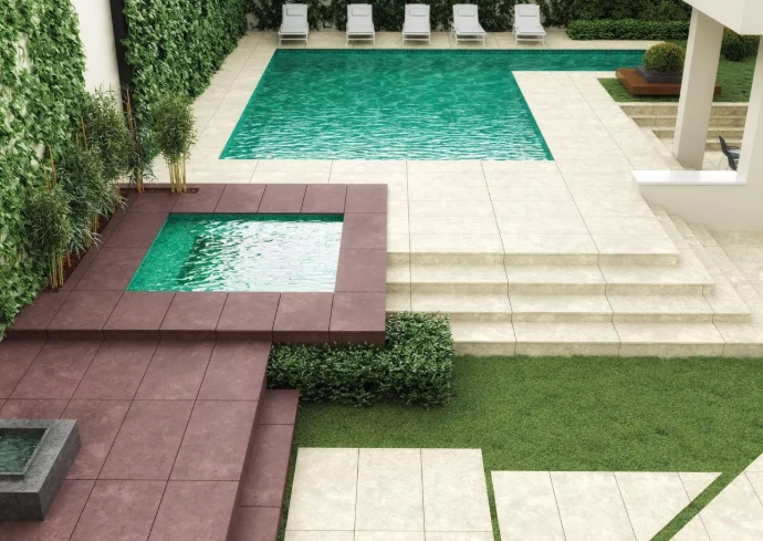 Aménagement extérieur de terrasse de piscine avec dalles et bois à Saint-Louis