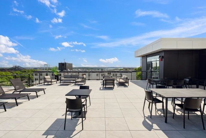 Aménagement extérieur de grande terrasse moderne avec dalles claires à Saint-Louis