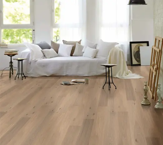 Authentique et chaleureux, le parquet apporte un cachet naturel à vos pièces. Disponible en contrecollé ou massif, il conjugue élégance et confort sous les pieds.