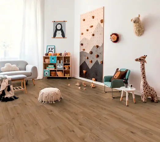 Alternative économique au parquet, le sol stratifié offre un rendu esthétique très réaliste, une bonne résistance à l'usage quotidien et une pose rapide en clic.