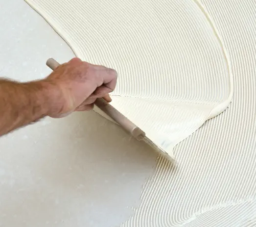 Colle murale pour carrelage et revêtements - adhérence optimale sur tous supports
