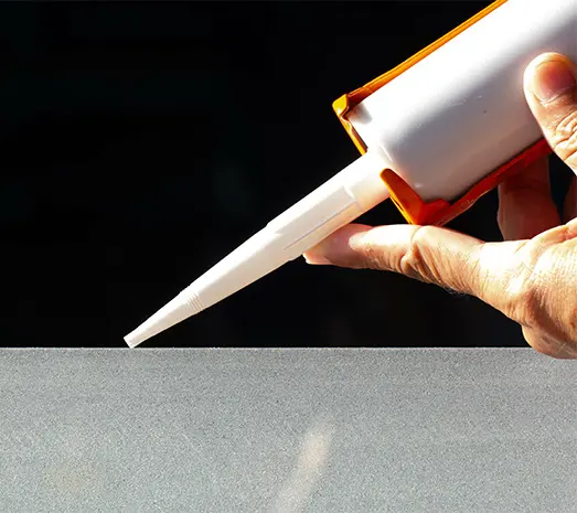 Mastic colle polyvalent - fixation rapide pour plinthes, seuils et éléments décoratifs